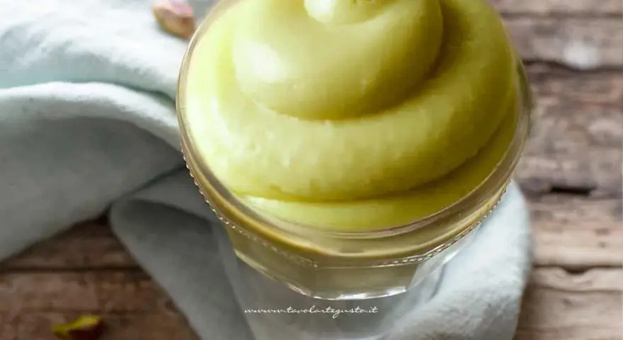 Crema al pistacchio vellutata, perfetta per la tua prossima ricetta di torta. Un'esplosione di gusto!