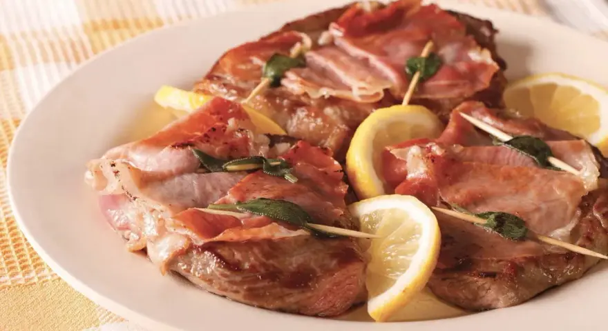 Fettine di tacchino avvolte nel prosciutto, con salvia e limone. Un'idea gustosa per le tue tacchino ricette.