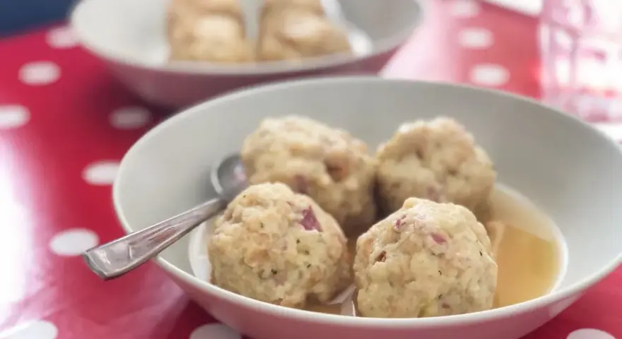 Canederli in brodo, un classico della ricetta tradizionale. Gustosi e confortanti, perfetti per ogni occasione.