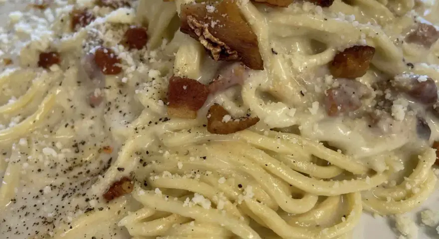 Un primo piatto cremoso di pasta alla gricia, con guanciale croccante e abbondante pecorino romano.