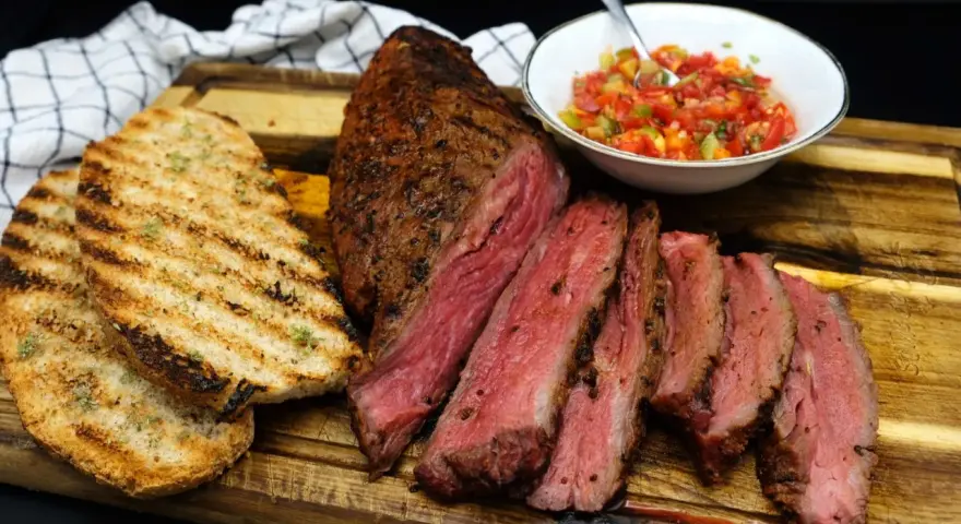 Spinacino di manzo succulento, affettato e servito con pane grigliato e salsa fresca. Ecco come cucinarlo per un pasto perfetto.