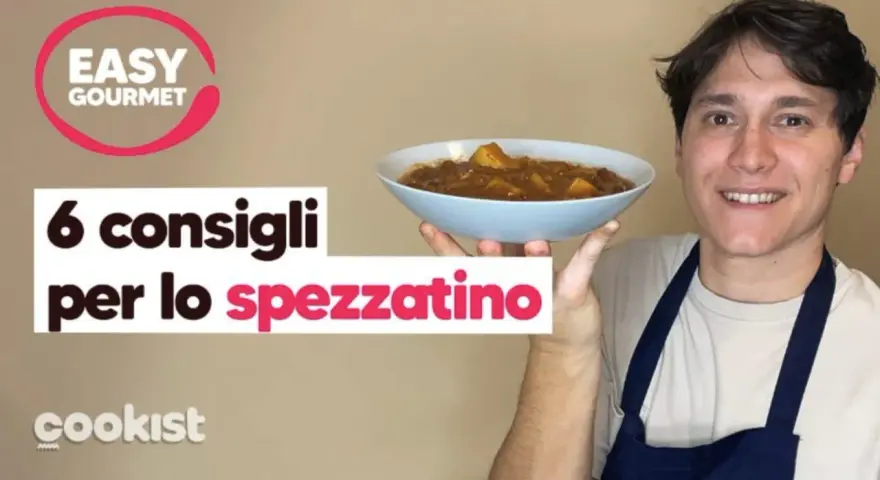 Un uomo sorride mostrando una ciotola di spezzatino di vitello. Testo: "6 consigli per lo spezzatino".