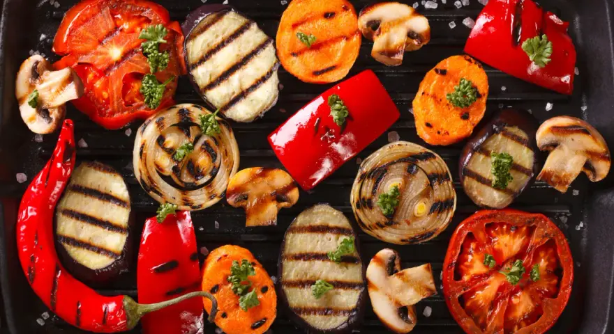 Verdure grigliate: pomodori, melanzane, cipolle, peperoni, carote e funghi, perfetti contorni per grigliata.