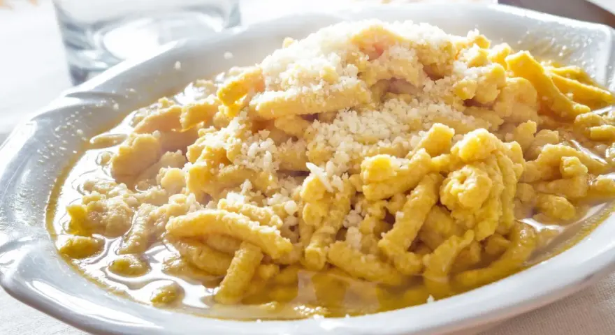 Passatelli in brodo, un classico della cucina romagnola. Questa ricetta è un comfort food perfetto.