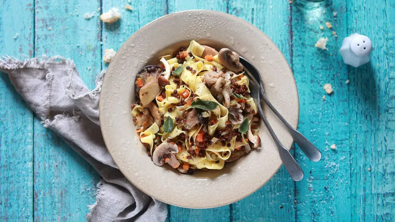 Tagliatelle con funghi e lenticchie, un delizioso sugo finto che celebra i sapori autunnali.