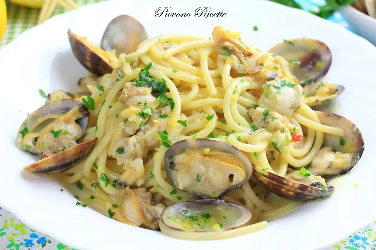 Spaghetti alle vongole fumanti, un classico della cucina italiana, con cozze e prezzemolo fresco.