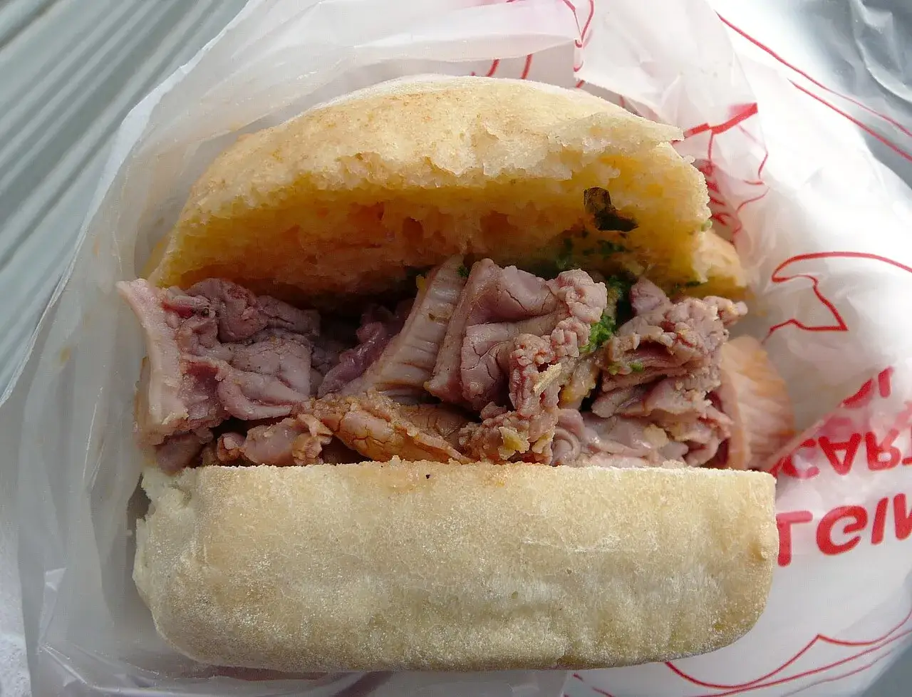 Panino con lampredotto, un classico street food fiorentino. La ricetta tradizionale prevede trippa di manzo cotta e servita in un panino morbido.