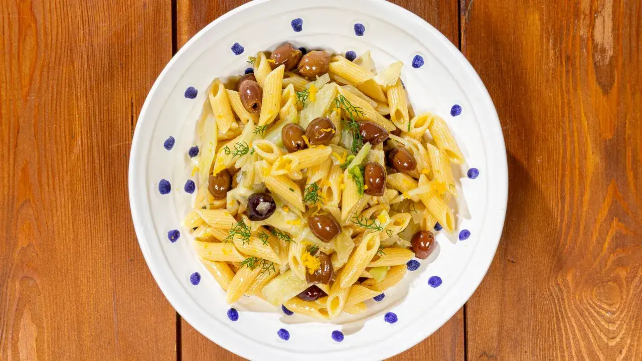 Penne con finocchi, olive e scorza d'arancia, un piatto estivo profumato.
