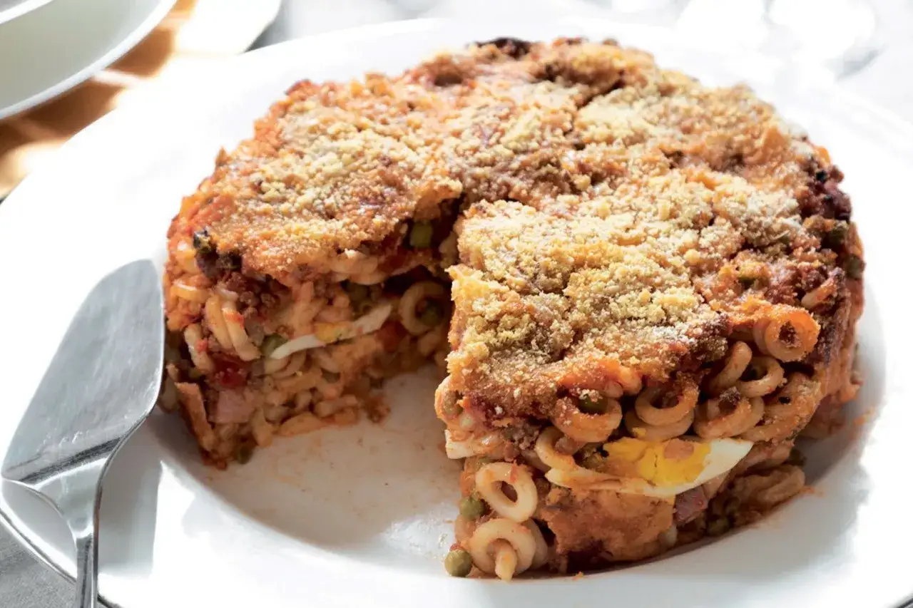 Pasta ncasciata, un tortino di pasta al forno con rag&ugrave;, piselli, uova sode e formaggio, croccante fuori e morbido dentro.