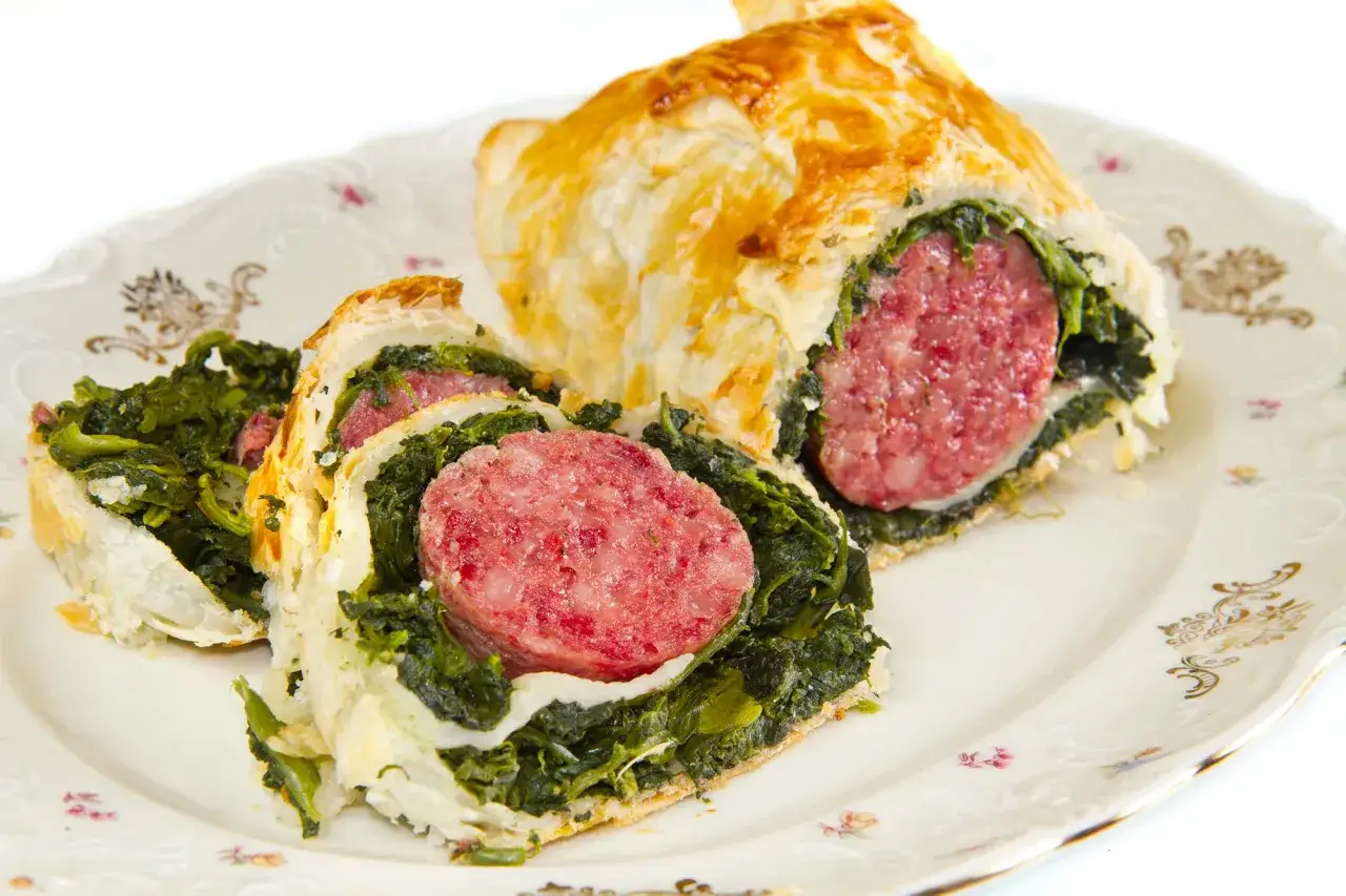 Cotechino in pasta sfoglia con verdure, una delle tante ricette alternative per gustare questo classico.
