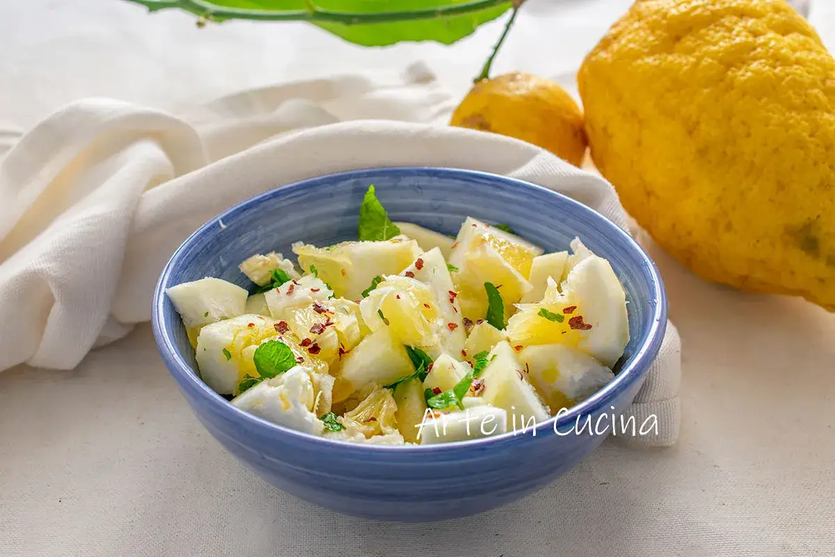 Insalata di limoni fresca e profumata, con cubetti di formaggio, menta e peperoncino.
