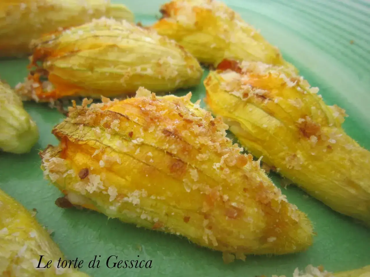 Deliziosi fiori di zucca ripieni, dorati e croccanti, pronti per essere gustati.