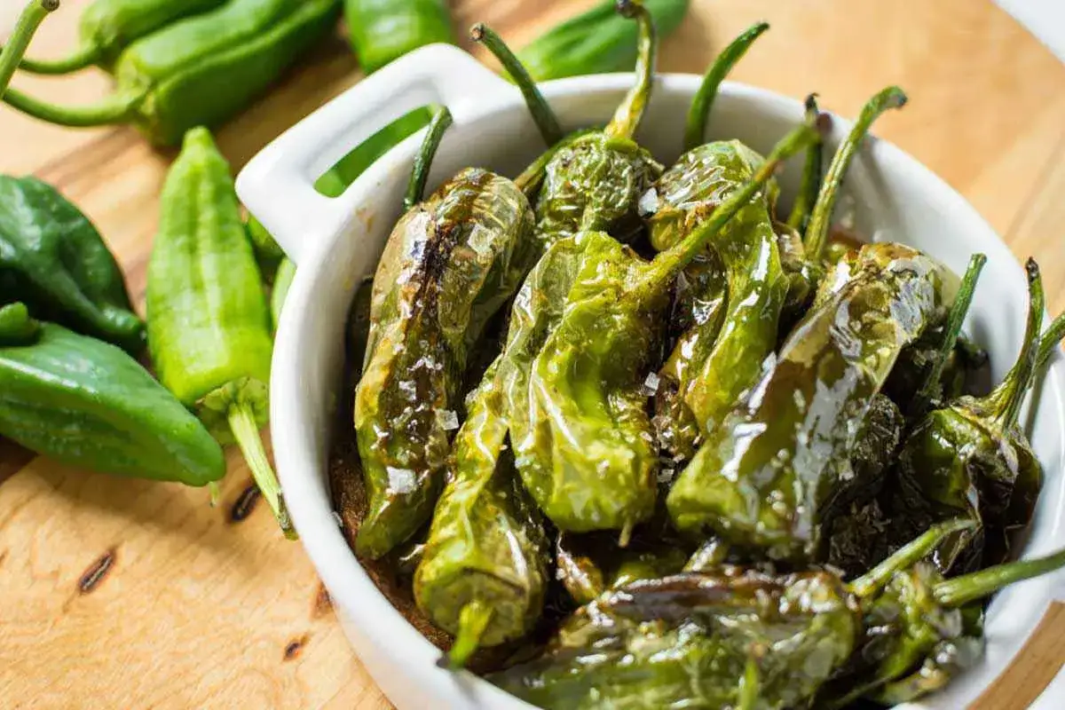 Friggitelli saltati in padella, un antipasto semplice e gustoso. Perfetti per chi cerca idee per ricette con friggitelli.