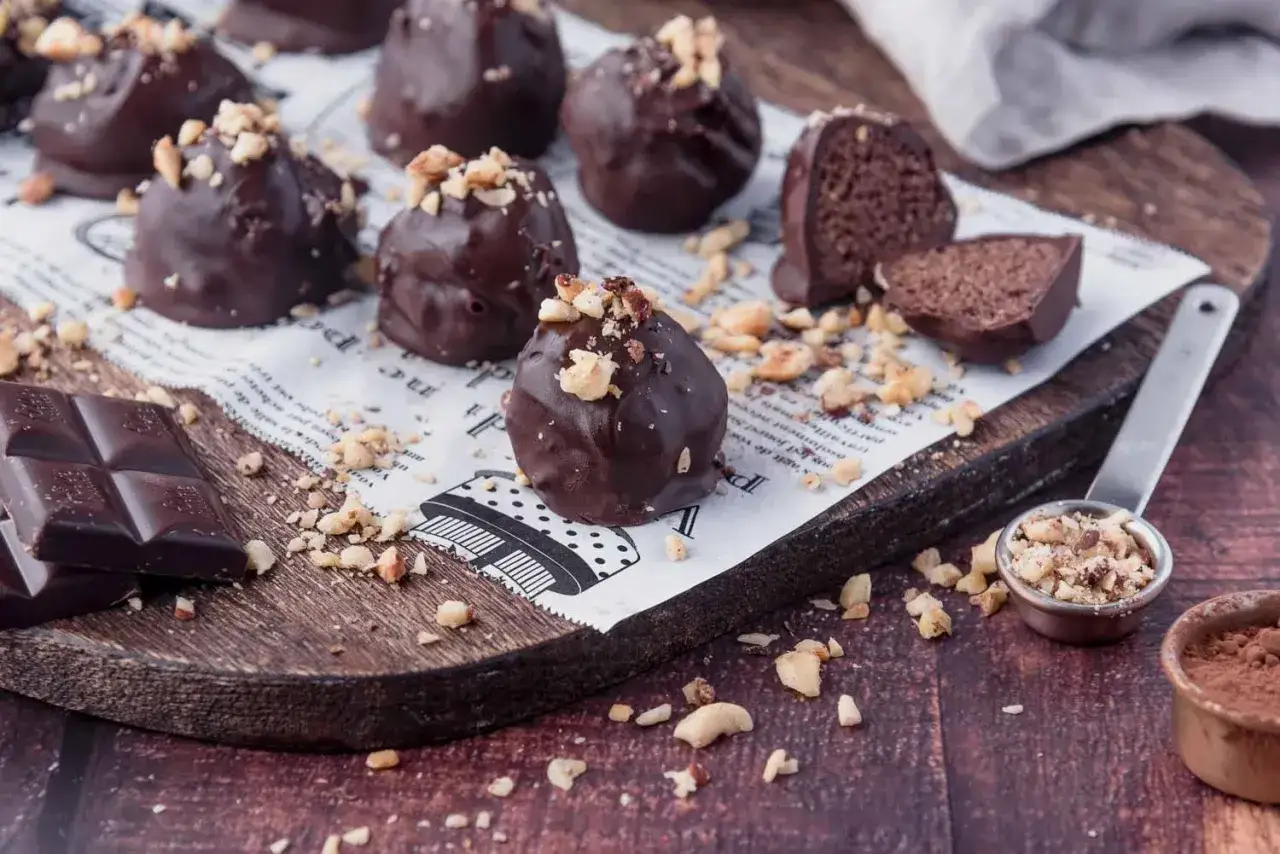 Deliziosi tartufi al cioccolato senza panna, ricoperti di granella di nocciole. Un piacere intenso per gli amanti del cacao.