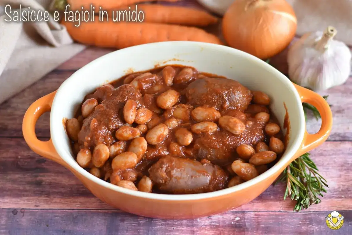 Salsiccia e fagioli in umido, un piatto rustico e saporito, servito in una ciotola arancione.