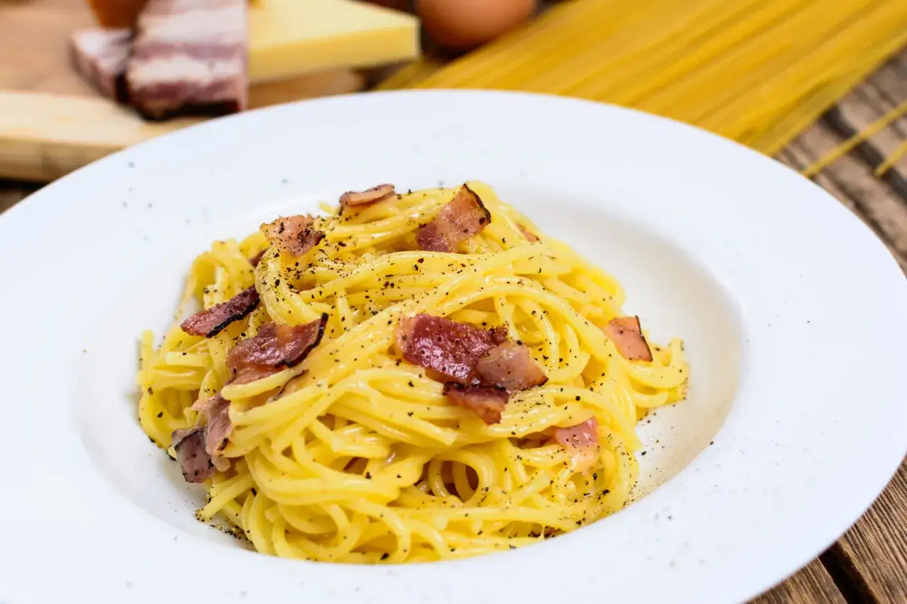 Un piatto di spaghetti alla carbonara, cremosi e guarniti con guanciale croccante. La ricetta carbonara per 2 perfetta per una cena veloce.