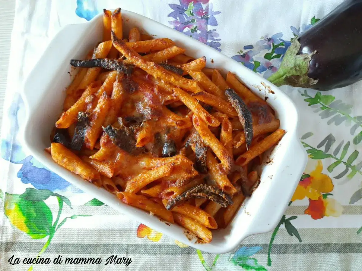 Penne al forno con melanzane, un piatto saporito e filante, pronto per essere gustato.