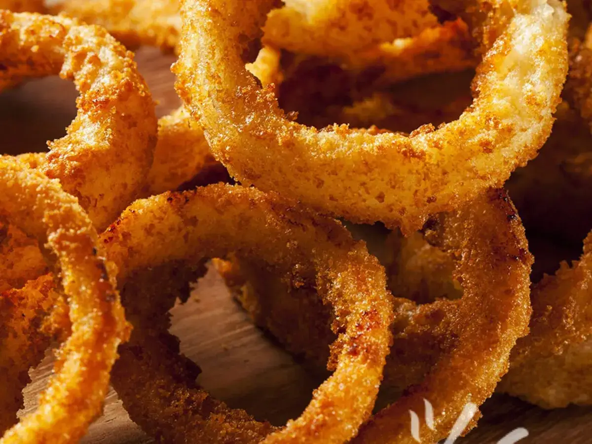 Anelli dorati e croccanti di cipolle fritte, un classico irresistibile.