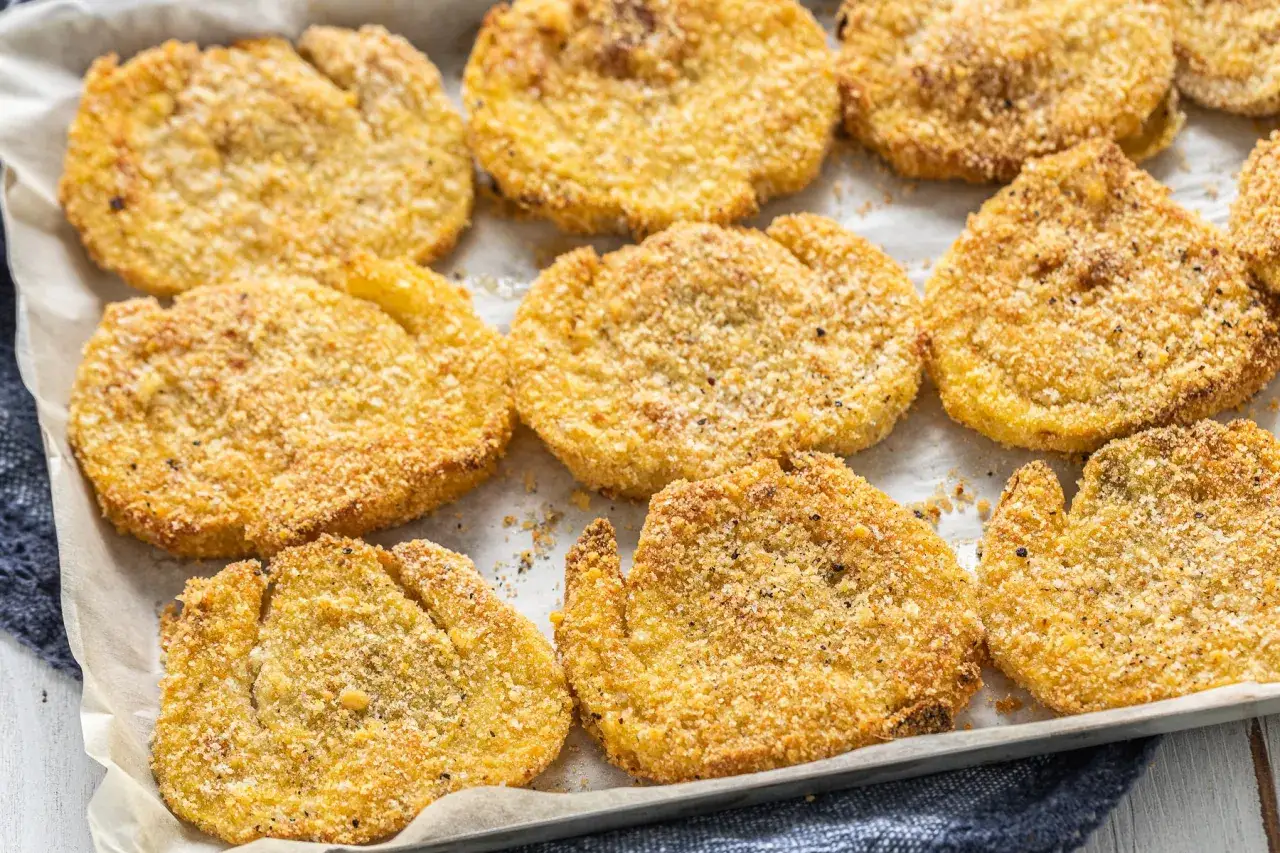 Finoçchi gratinati al forno con besciamella, dorati e croccanti, pronti per essere gustati.