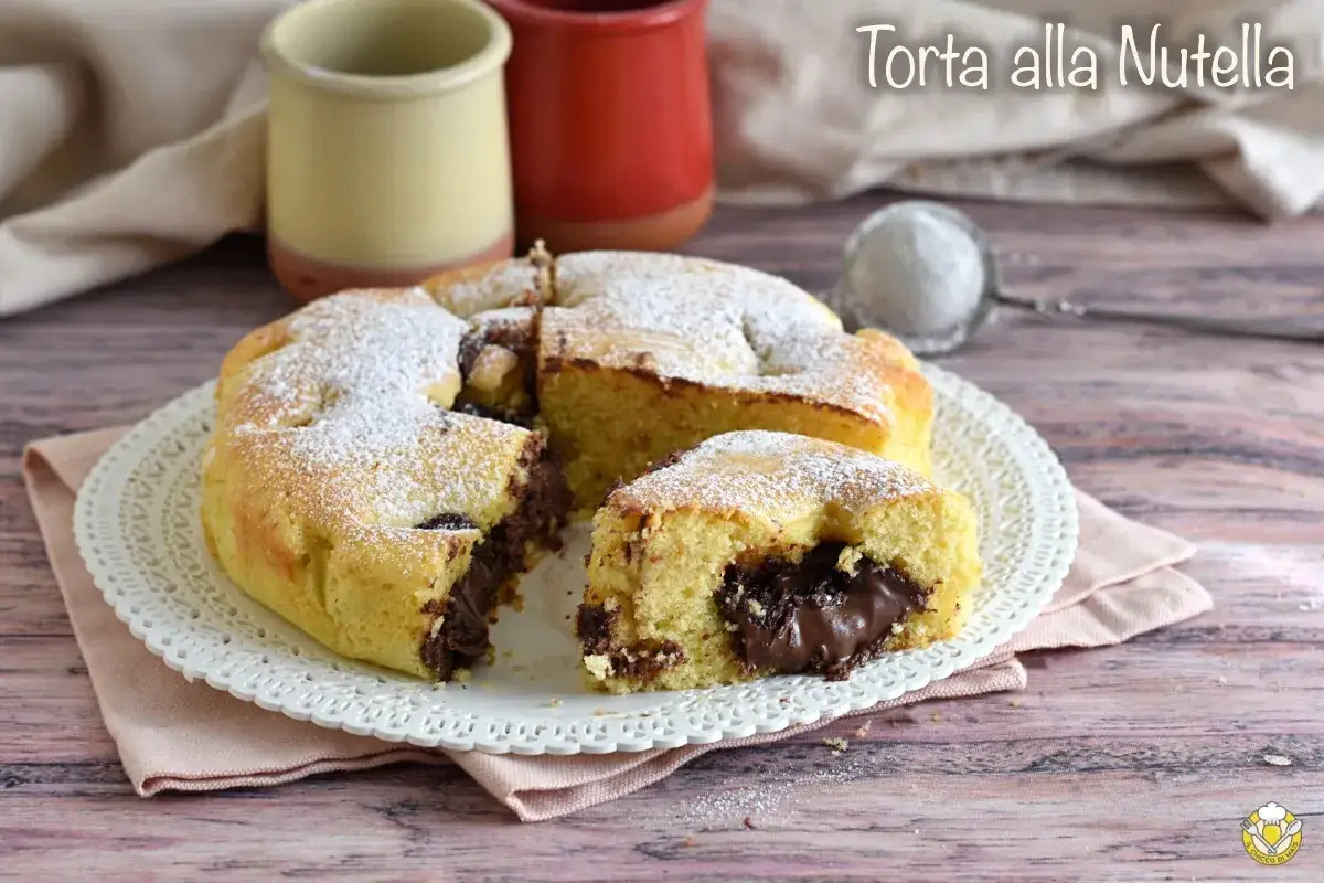Torta alla Nutella 3 ingredienti: soffice torta con cuore cremoso di Nutella, spolverata di zucchero a velo.