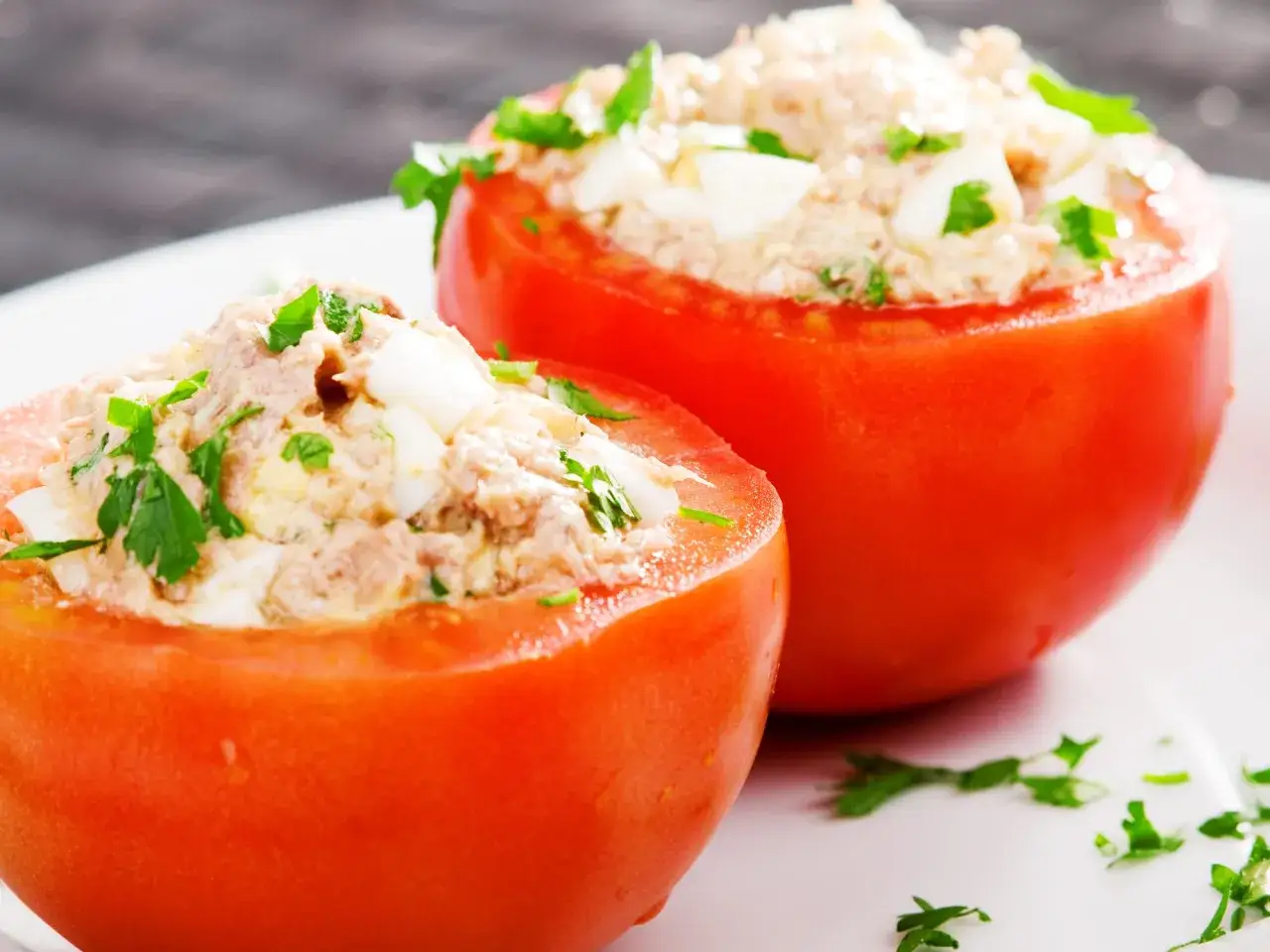 Pomodori ripieni di riso freddi, un antipasto fresco e gustoso, con un ripieno cremoso e prezzemolo tritato.