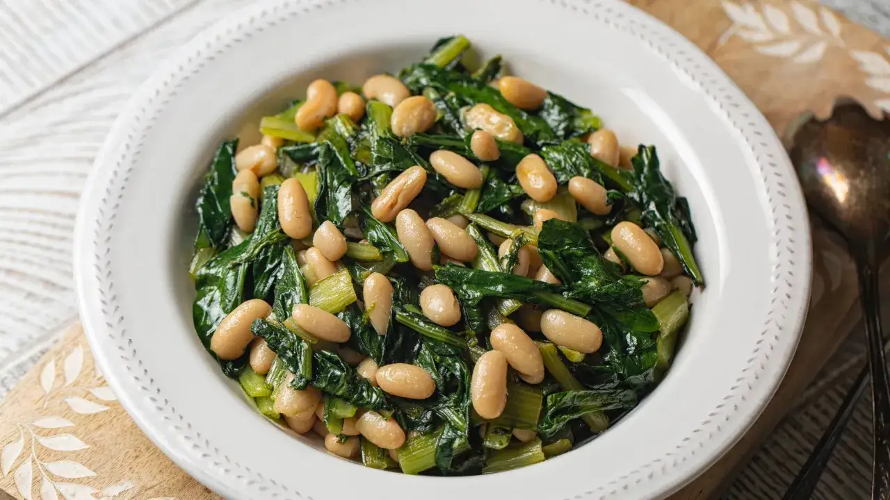 Scarola e fagioli fatto in casa da Benedetta, un piatto semplice e gustoso, pronto per essere servito.
