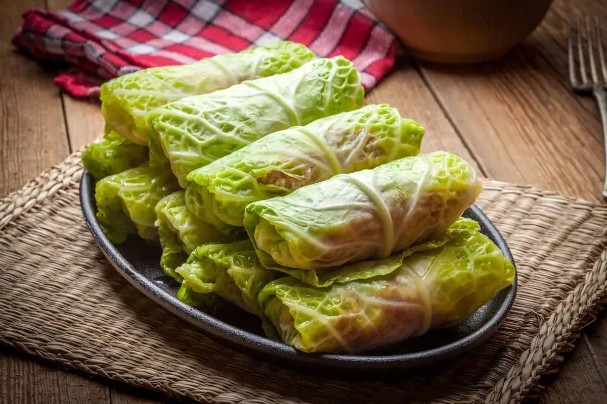 Piatto di capunet piemontesi, involtini di verza ripieni, pronti per essere gustati.
