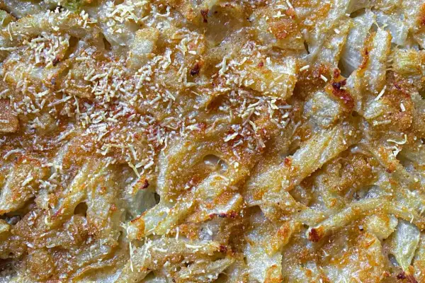 Finoçchi gratinati al forno con besciamella, dorati e croccanti, con formaggio filante e una spolverata di parmigiano.