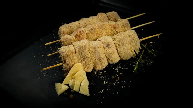 Bombette pugliesi alla brace, impanate e pronte per la cottura, con formaggio e rosmarino.